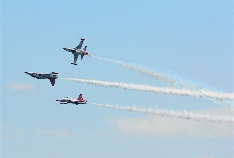 Türk Yıldızları'ndan 23 Nisan'a özel uçuş