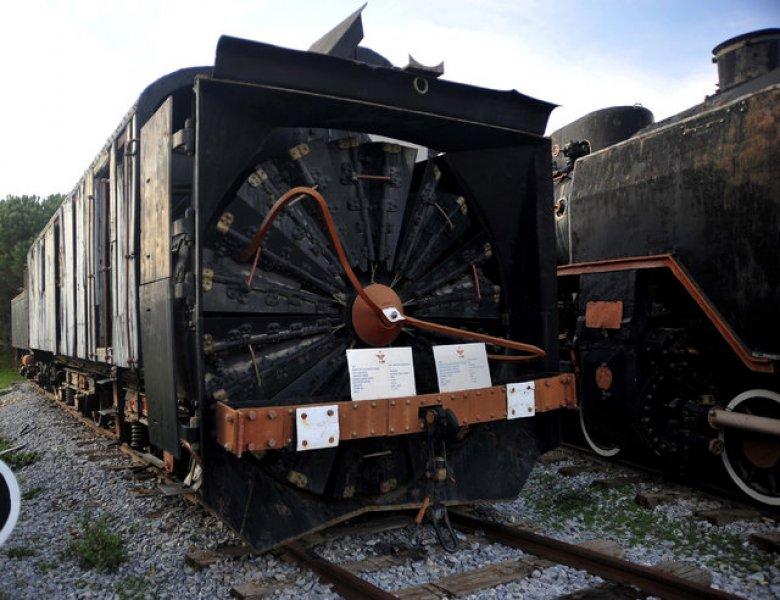 Tarihi vagon ve lokomotifler ilgi ve bakım bekliyor