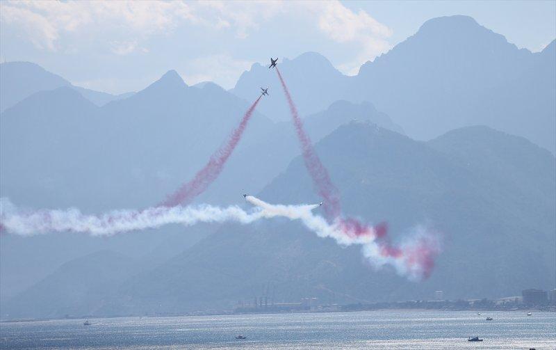 Türk Yıldızları'ndan 23 Nisan'a özel uçuş