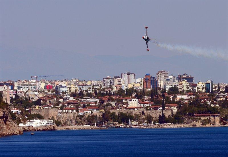 Türk Yıldızları'ndan 23 Nisan'a özel uçuş