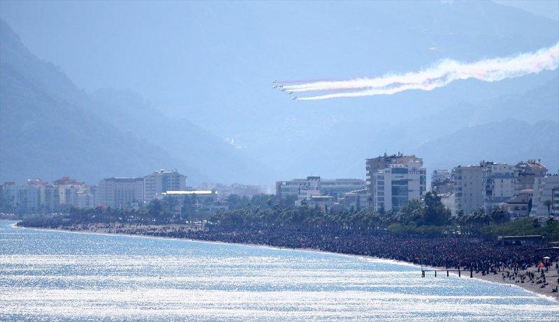 Türk Yıldızları'ndan 23 Nisan'a özel uçuş