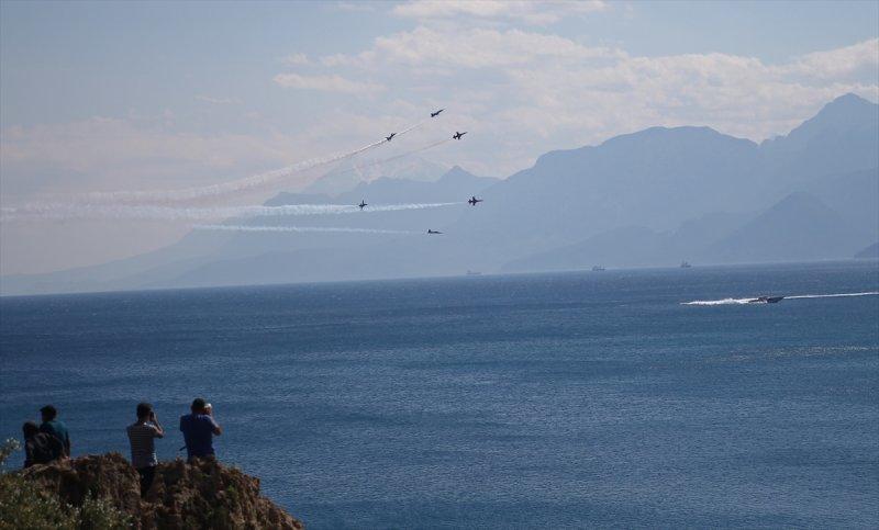 Türk Yıldızları'ndan 23 Nisan'a özel uçuş