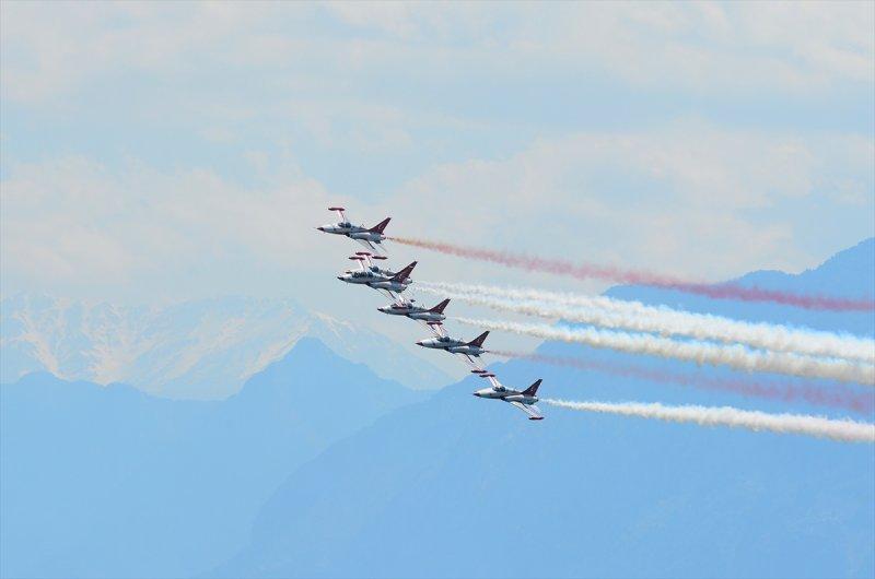 Türk Yıldızları'ndan 23 Nisan'a özel uçuş