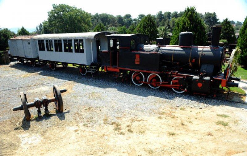 Tarihi vagon ve lokomotifler ilgi ve bakım bekliyor