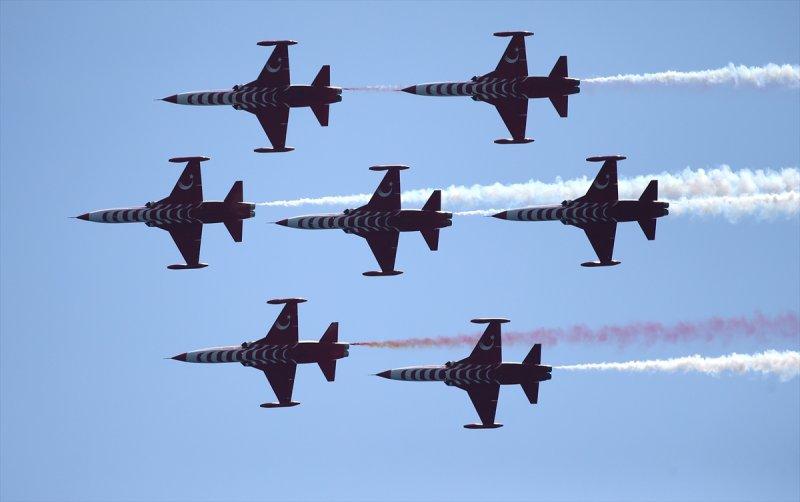 Türk Yıldızları'ndan 23 Nisan'a özel uçuş