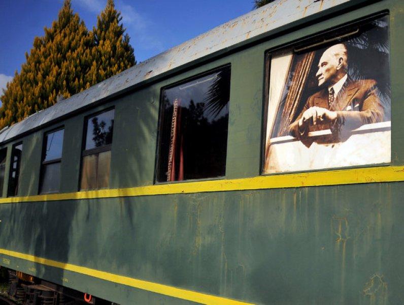 Tarihi vagon ve lokomotifler ilgi ve bakım bekliyor