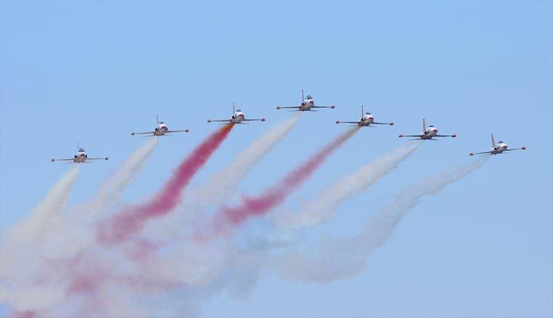 Türk Yıldızları'ndan 23 Nisan'a özel uçuş