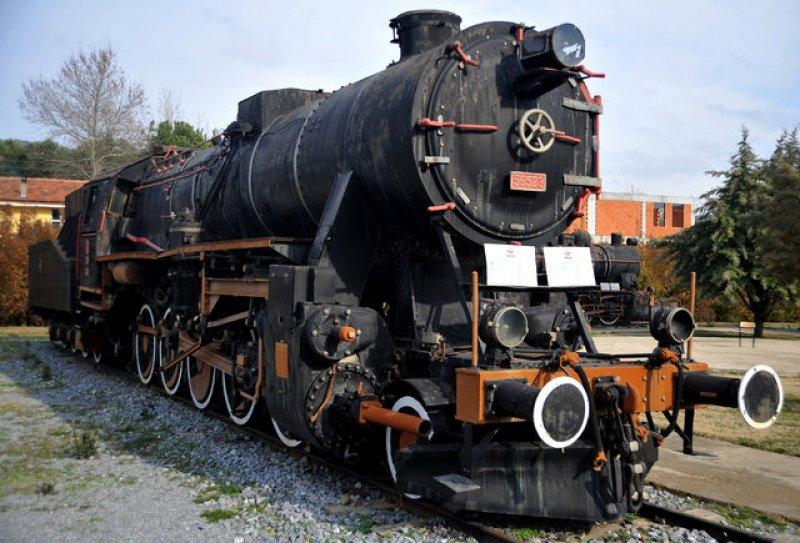 Tarihi vagon ve lokomotifler ilgi ve bakım bekliyor