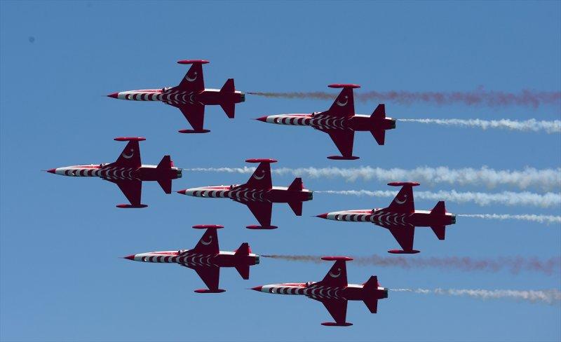 Türk Yıldızları'ndan 23 Nisan'a özel uçuş