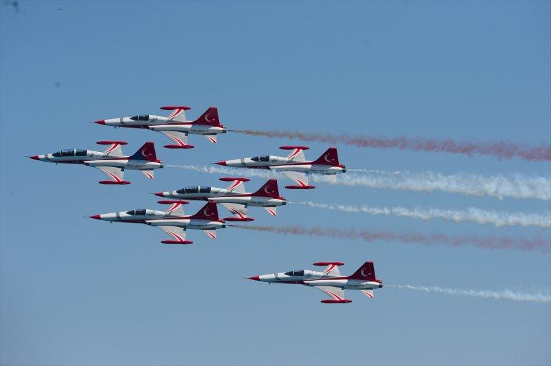 Türk Yıldızları'ndan 23 Nisan'a özel uçuş