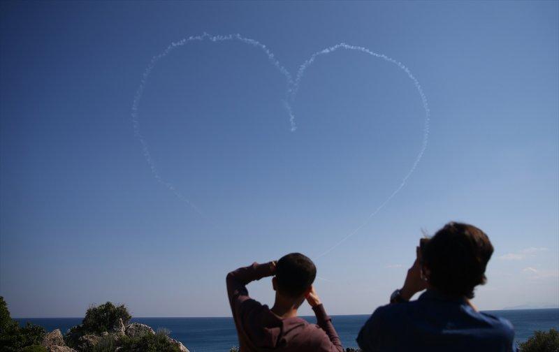 Türk Yıldızları'ndan 23 Nisan'a özel uçuş