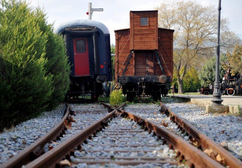 Tarihi vagon ve lokomotifler ilgi ve bakım bekliyor