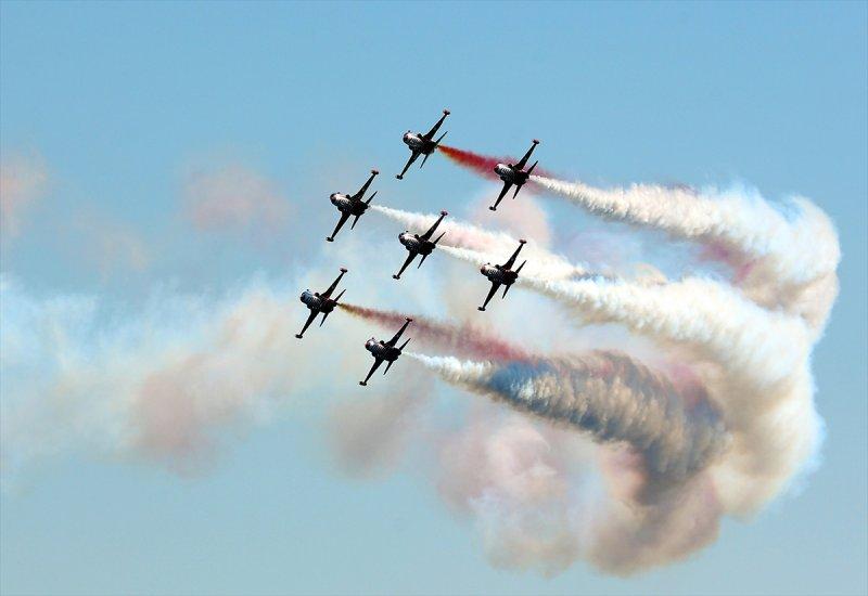 Türk Yıldızları'ndan 23 Nisan'a özel uçuş