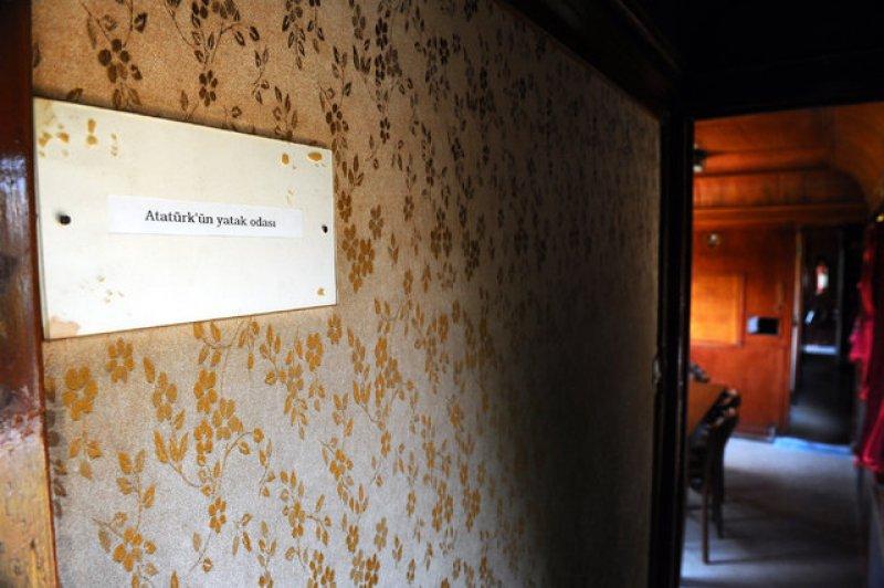 Tarihi vagon ve lokomotifler ilgi ve bakım bekliyor