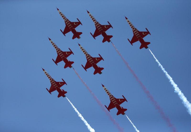 Türk Yıldızları'ndan 23 Nisan'a özel uçuş