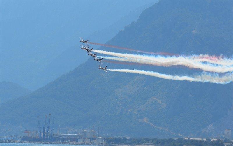 Türk Yıldızları'ndan 23 Nisan'a özel uçuş