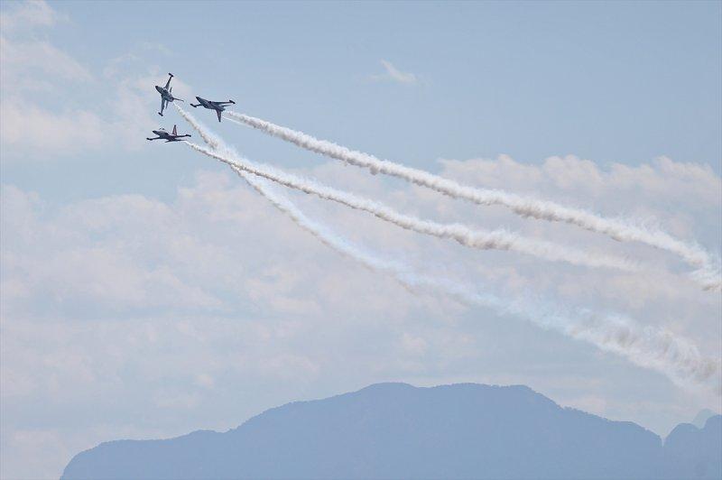 Türk Yıldızları'ndan 23 Nisan'a özel uçuş