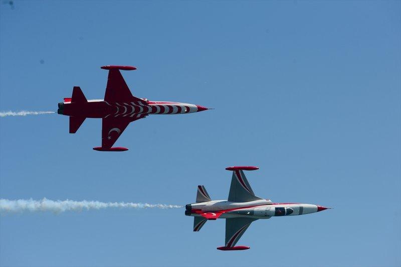 Türk Yıldızları'ndan 23 Nisan'a özel uçuş