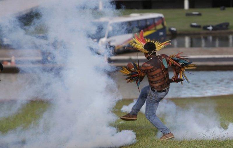 Polise ok ve mızrakla direndiler