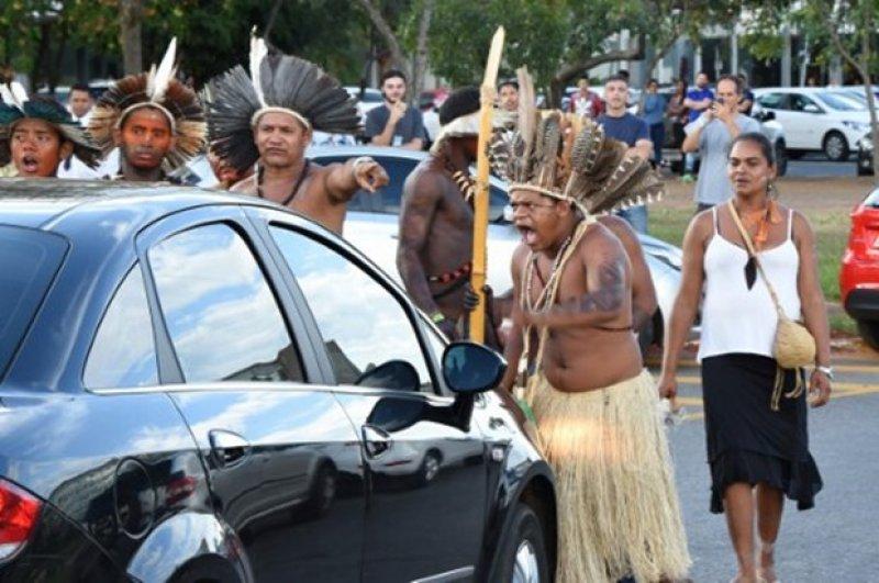 Polise ok ve mızrakla direndiler