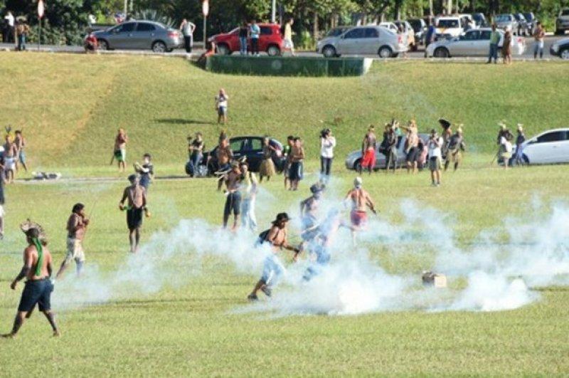 Polise ok ve mızrakla direndiler