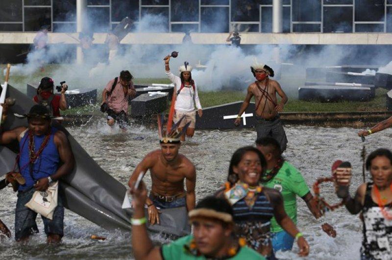 Polise ok ve mızrakla direndiler