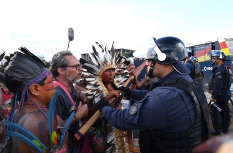 Polise ok ve mızrakla direndiler