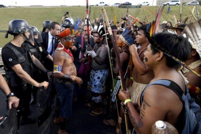 Polise ok ve mızrakla direndiler