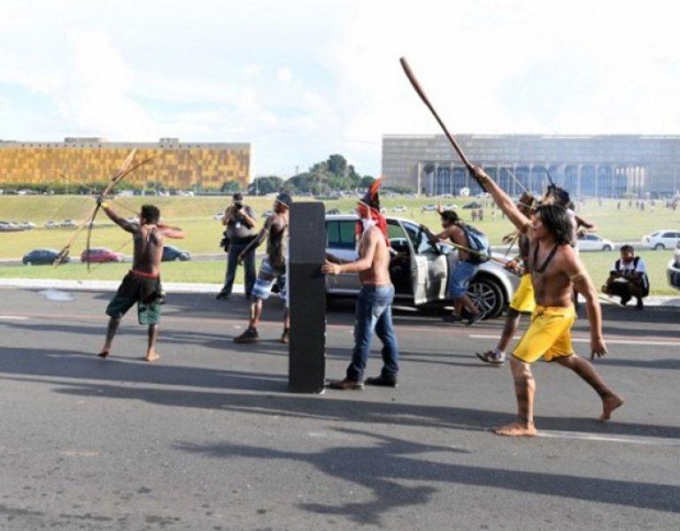 Polise ok ve mızrakla direndiler