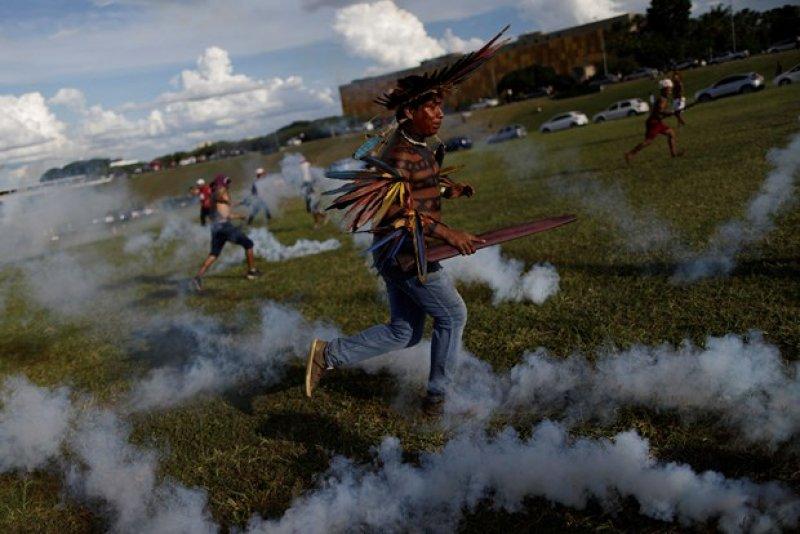 Polise ok ve mızrakla direndiler