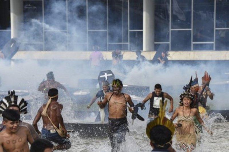 Polise ok ve mızrakla direndiler