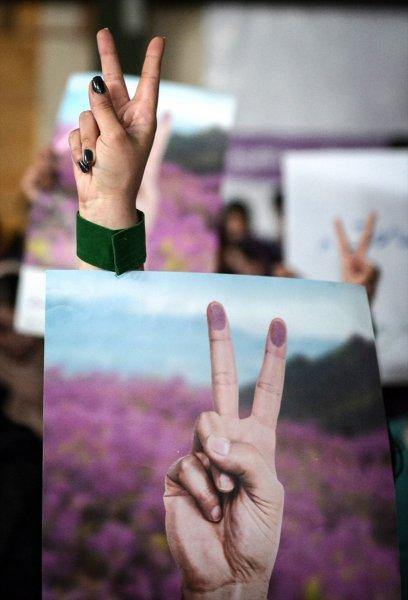 İran'da üniversite öğrencileri miting düzenledi