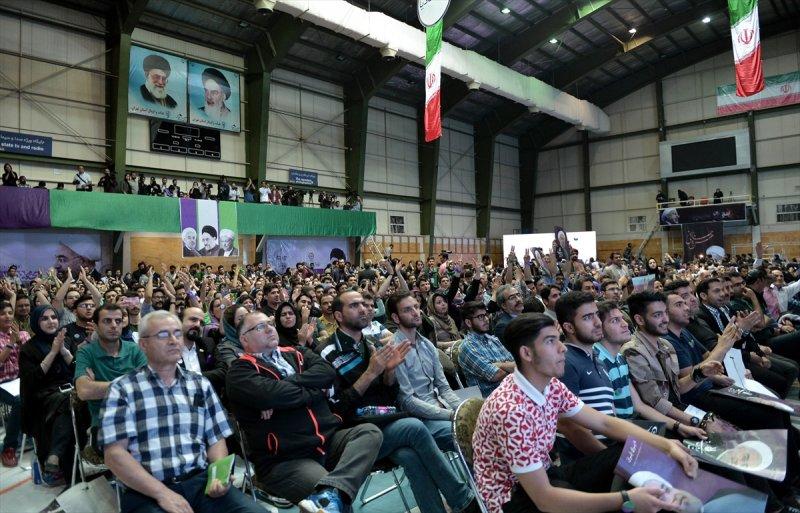 İran'da üniversite öğrencileri miting düzenledi