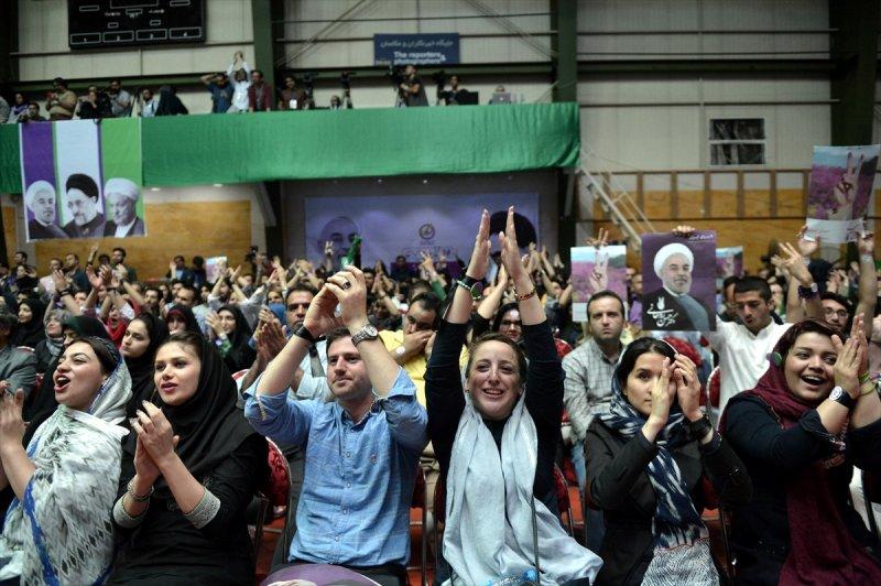 İran'da üniversite öğrencileri miting düzenledi