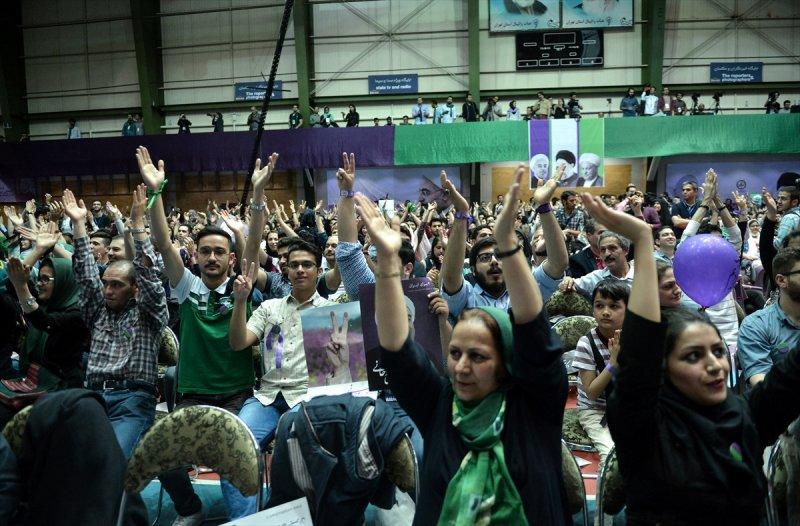 İran'da üniversite öğrencileri miting düzenledi