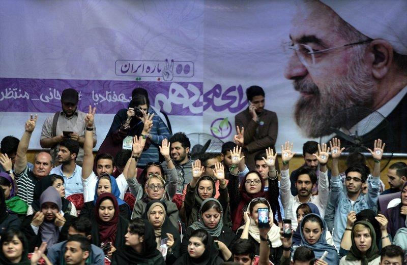 İran'da üniversite öğrencileri miting düzenledi