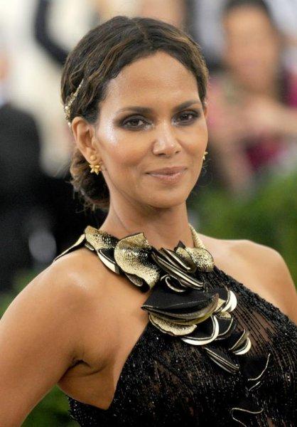 Estetiksiz güzel Halle Berry