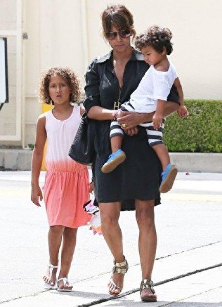 Estetiksiz güzel Halle Berry