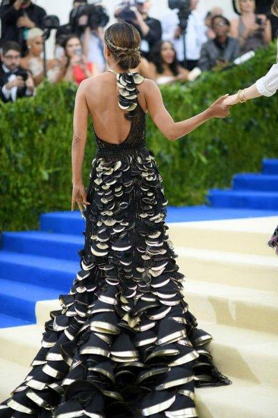 Estetiksiz güzel Halle Berry