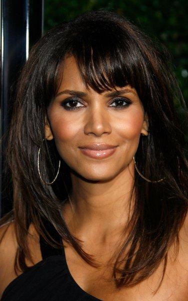 Estetiksiz güzel Halle Berry