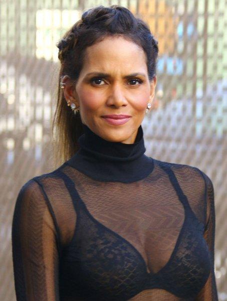 Estetiksiz güzel Halle Berry