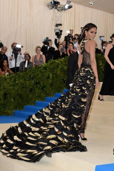 Estetiksiz güzel Halle Berry