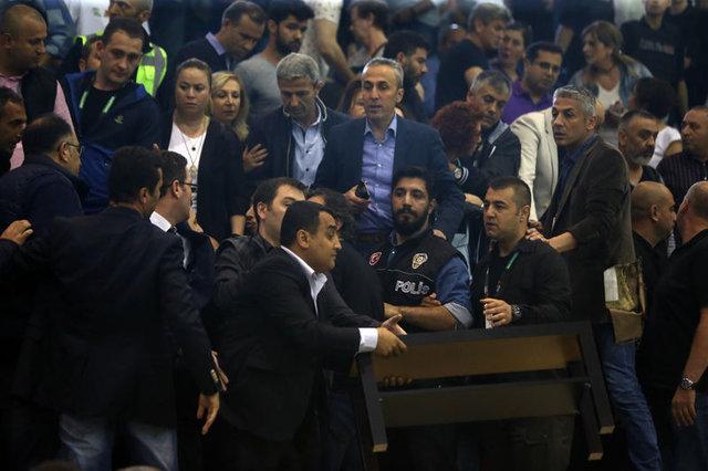 Aziz Yıldırım Işık Eyigüngör'e tokat attı