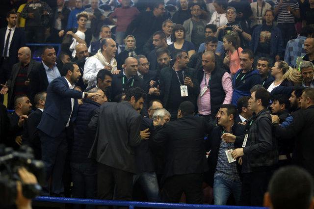 Aziz Yıldırım Işık Eyigüngör'e tokat attı