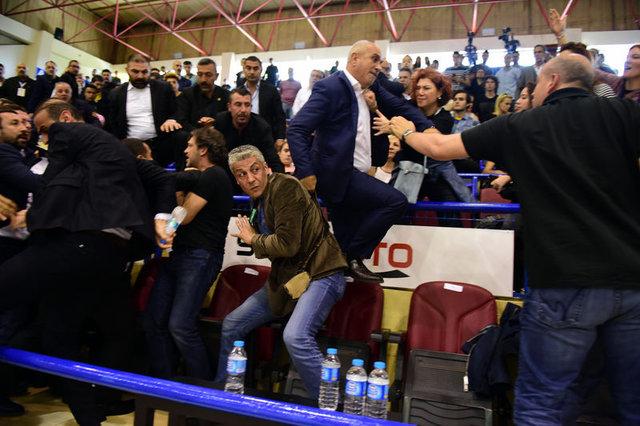 Aziz Yıldırım Işık Eyigüngör'e tokat attı