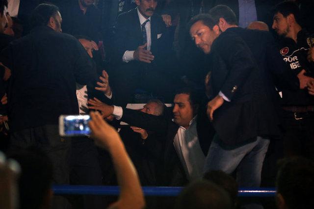 Aziz Yıldırım Işık Eyigüngör'e tokat attı