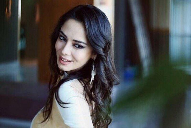 Güzel oyuncu Merve Sevi nişanlandı 