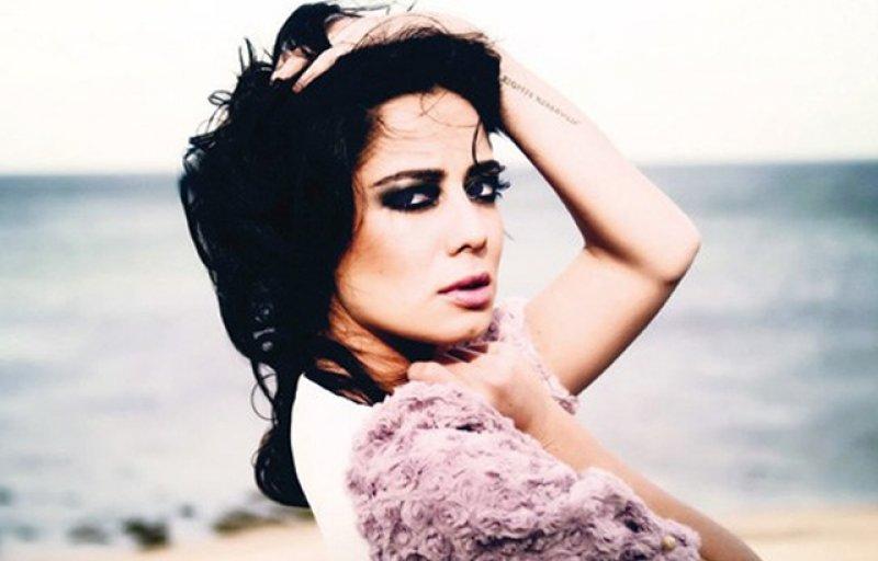 Güzel oyuncu Merve Sevi nişanlandı 