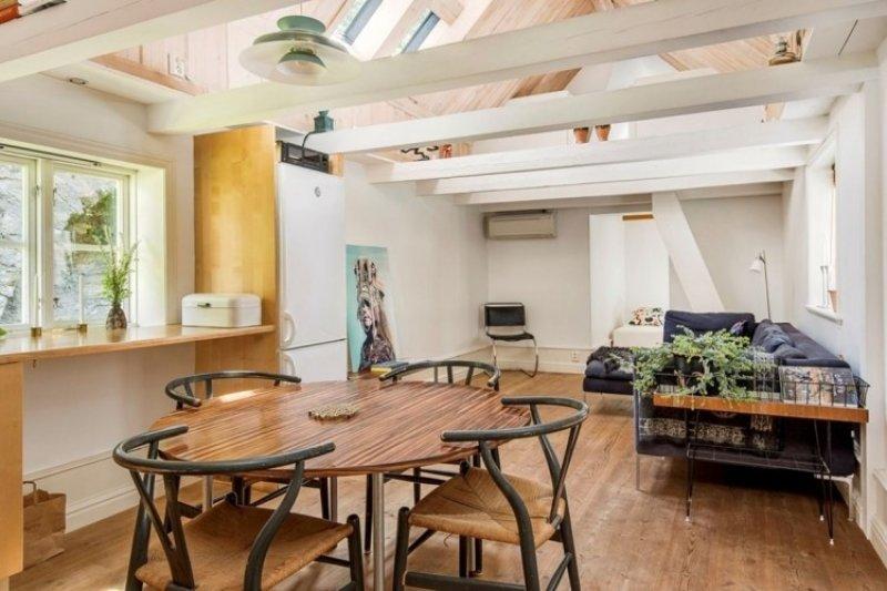 Kale duvarları arasına sıkışmış minik ev 