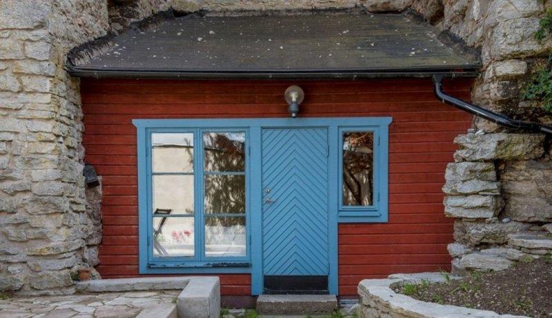 Kale duvarları arasına sıkışmış minik ev 